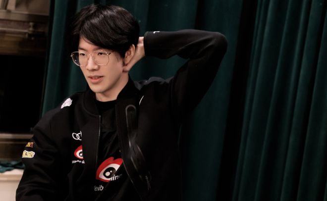 英雄联盟“克里斯关下门”的克里斯回归IG，马上就与超话粉丝互撕